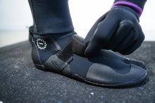 Load image into Gallery viewer, 4mm Split-Toe Booties - Crooked